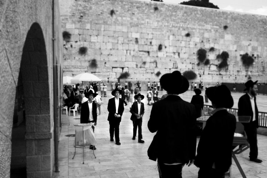 Během židovského šabatu platí u Zdi nářků zvláštní pravidla - nesmí se tu fotit, jíst a pít