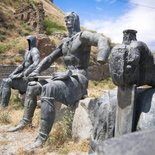 Sochy zmrzačených bojovníků. Památník na ruské bombardování v r. 2008