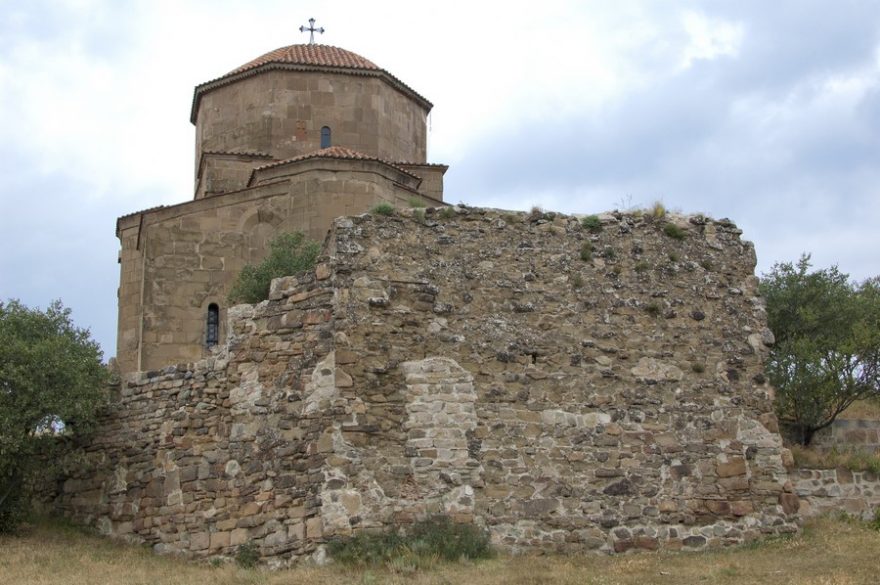 Klášter Džvari je ortodoxní klášter z 6. století stojící na vrcholu kopce nad soutokem řek Mtkvari a Aragvi