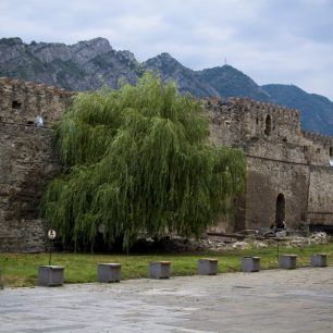 Klášter Džvari byl obehnán obranými hradbami, které můžete vidět dodnes