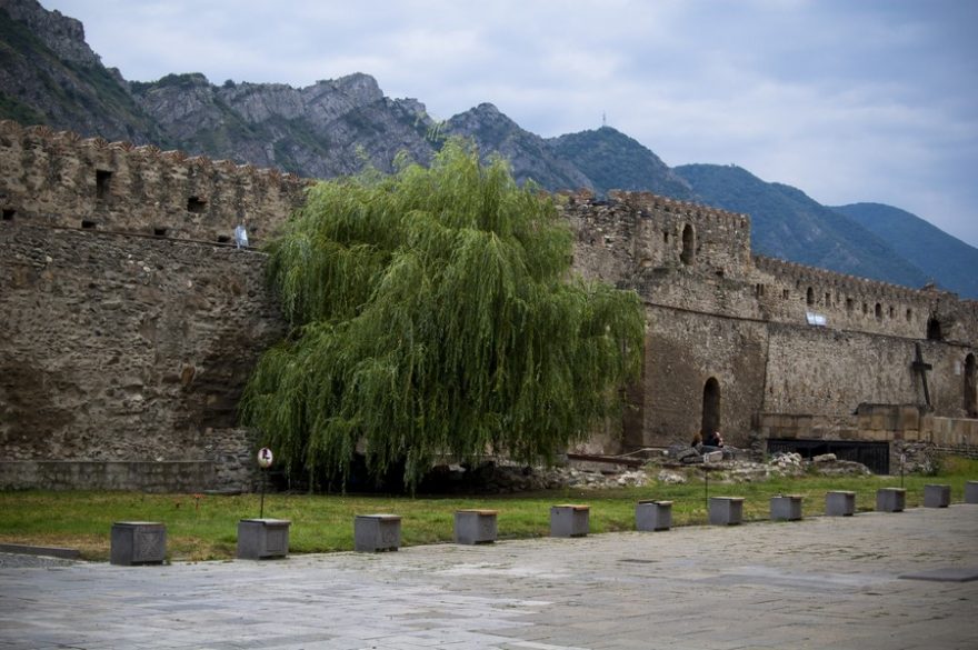 Klášter Džvari byl obehnán obranými hradbami, které můžete vidět dodnes
