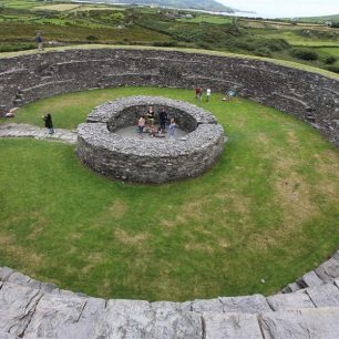 Datovat stavbu je obtížné, stavěly se skoro stejně od doby železné až do 10. století