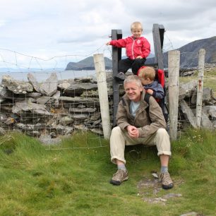 Stačí přelézt několik zídek mezi pastvinami