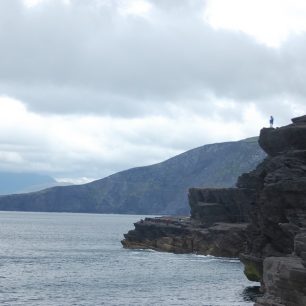 Divoké pobřeží. Při bouři vlny dosahují až nad skálu