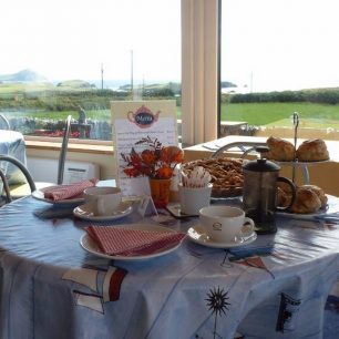 Posezení u paní Noreen. Žádné webové stránky paní domácí nemá. Občas je otevřeno, občas zavřeno…