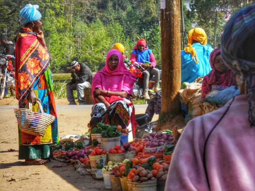 Městečko Lushoto je opravdu barevné, ženy na místním tržišti září pestrými šály a sukněmi