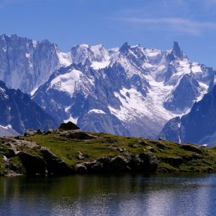 Chamonixské jehly se zrcadlí v jezeře Lac Blanc