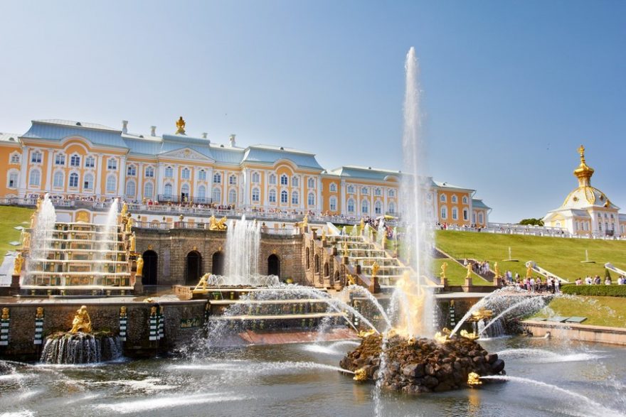 Velká kaskáda před průčelím paláce v Petrodvorci je zřejmě nejúžasnější fontánou celého Ruska
