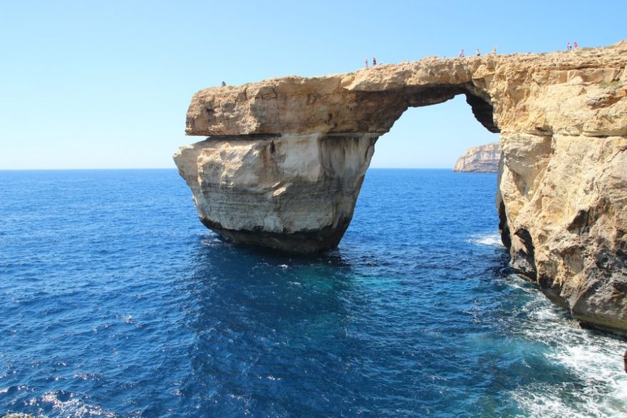 Azurové okno, ikona Malty, se zřítilo v roce 2017. Podobných útvarů je zde ale více