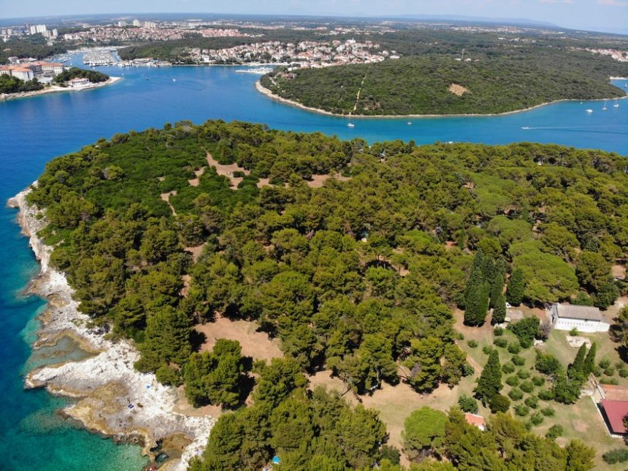 Ostrov Veruda s Pulou v pozadí