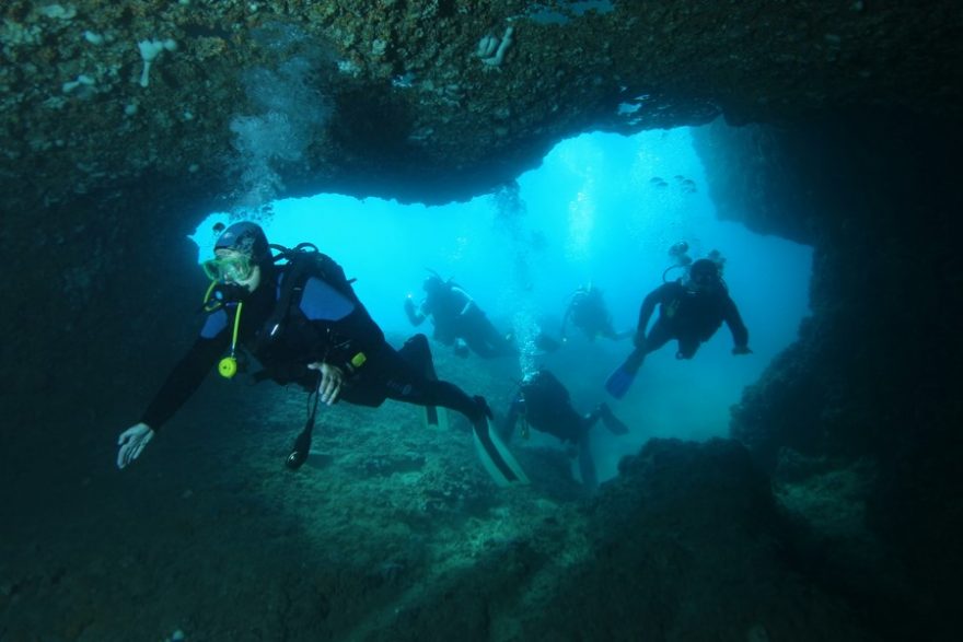 Velkým lákadlem pro potápěče je podmořské okolí Verudy