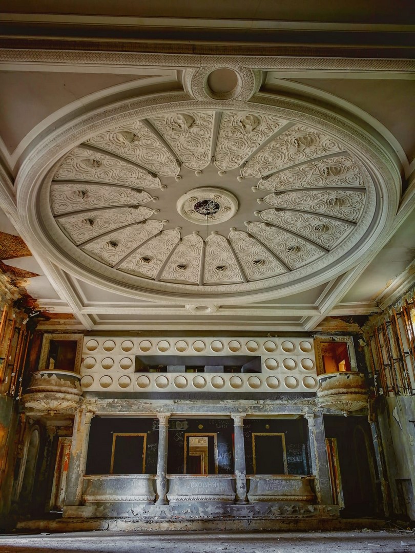 Uvnitř opuštěného divadla, Garga