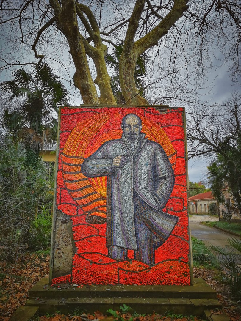 Lenin v areálu léčebného střediska v Suchumi