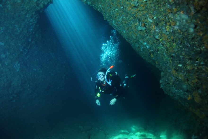 Potápeč v jeskyni Malý Frašker