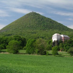 Strmý výstup na Milešovku, nejvyšší kopec Českého středohoří, je odměněn jedním z nejhezčích českých výhledů