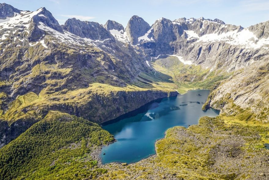 Horské pleso Lake Adelaide, zahnízděno v pohoří Darran Mountains v NP Fiordland
