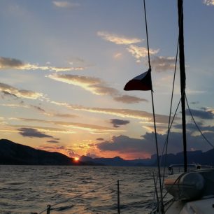 Pulnoční slunce při plavbě plachetnicí za polárním kruhem