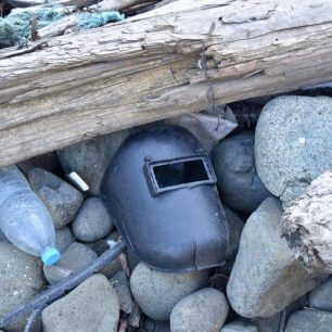 Člověk s dobrým pocitem na pevninu dopravil jeden plný odpadkový pytel, ale za pár dní se vylodil na domněle opuštěném ostrově a tam narazil na zátoku proměněnou ve skládku...