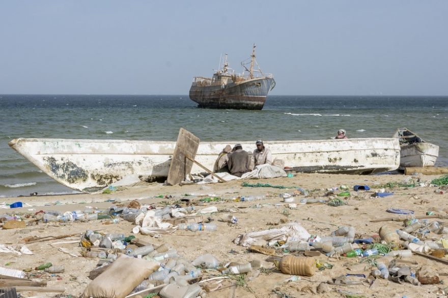 Přestože vraky pomalu mizí, pláže jsou stále stejně zaneřáděné