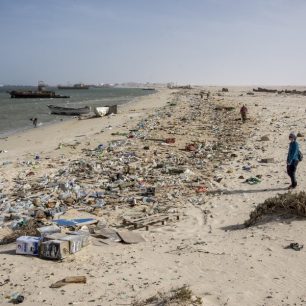 Na několika stovkách metrů nádherné pláže se válejí tuny odpadu