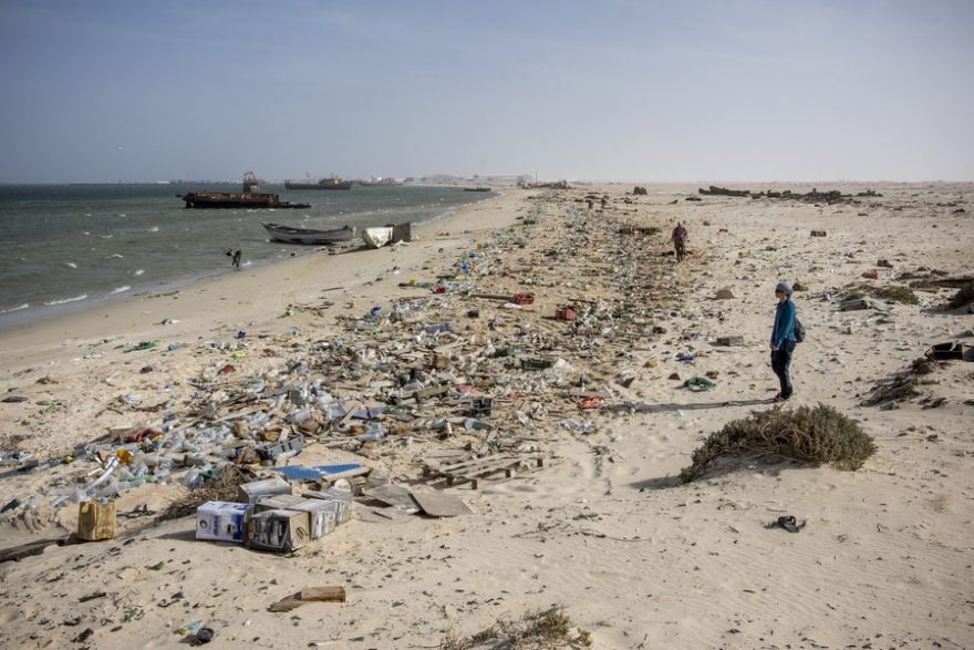 Na několika stovkách metrů nádherné pláže se válejí tuny odpadu
