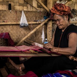V Barmě se vyskytují kmeny, které mluví vlastním dialektem a jsou poměrně dost izolované. Kmeny používají rozpoznávací prvky jako například tato paní, má červeno-oranžový šátek. 