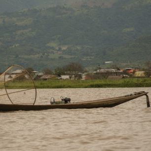 Na jezeře Inle lake rybáři chytají ryby tradičním způsobem.