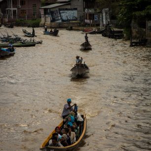 Lodní doprava na jezeře Inle lake je velice důležitá pro místní ekonomiku. Na lodi se převáží lidé i místní komodity.