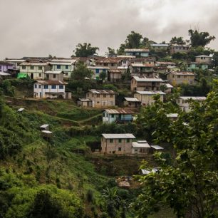 V polovině prvního dne se dostanete do první vesnice na vaší cestě k Inle lake. Do vesnice nevede elektřina ovšem je možné zde nakoupit například místní kolu. 