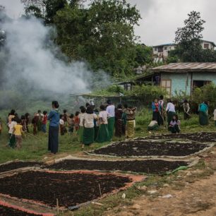 Cestou skrz vesnici jsme potkali děti z místní školy. Kromě učení mají i venkovní aktivity. Turisté mají tendence přinést dětem různé dárky. Ovšem průvodce doporučuje dárky dát je učitelkám, které je spravedlivě rozdělí.