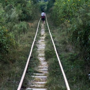 Občas je terén tak neprostupný, že jediná možnost je jít po kolejích. Ovšem vlaky tu nejezdí tak často. 