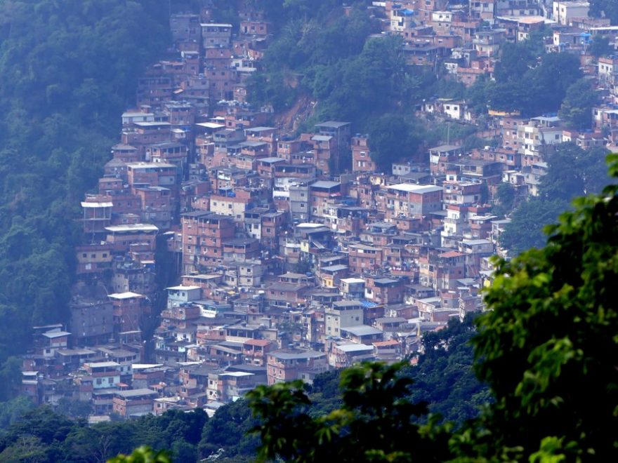 Pohled na město z vyhlídkového kopce