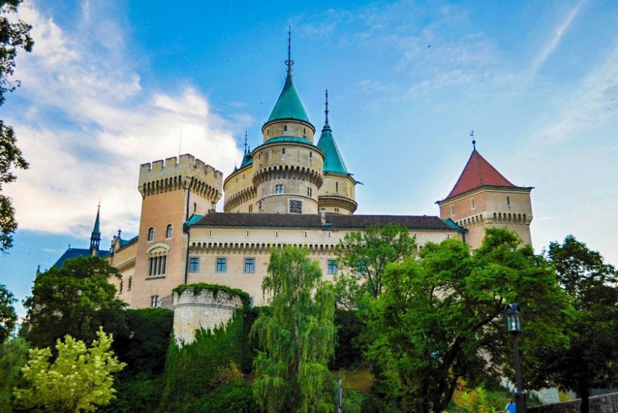Klenotem Bojnic, městečka u Prievidzi, je Bojnický zámek, který patří k nejnavštěvovanějším a nejkrásnějším zámkem nejen na Slovensku, ale i ve střední Evropě