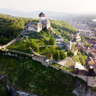 Od 11. století byl Trenčiansky hrad královským hradem, pod kterým se začalo rozvíjet město. Mohutný systém jeho opevnění je výsledkem postupného zdokonalování důležité pohraniční pevnosti a později župního sídla