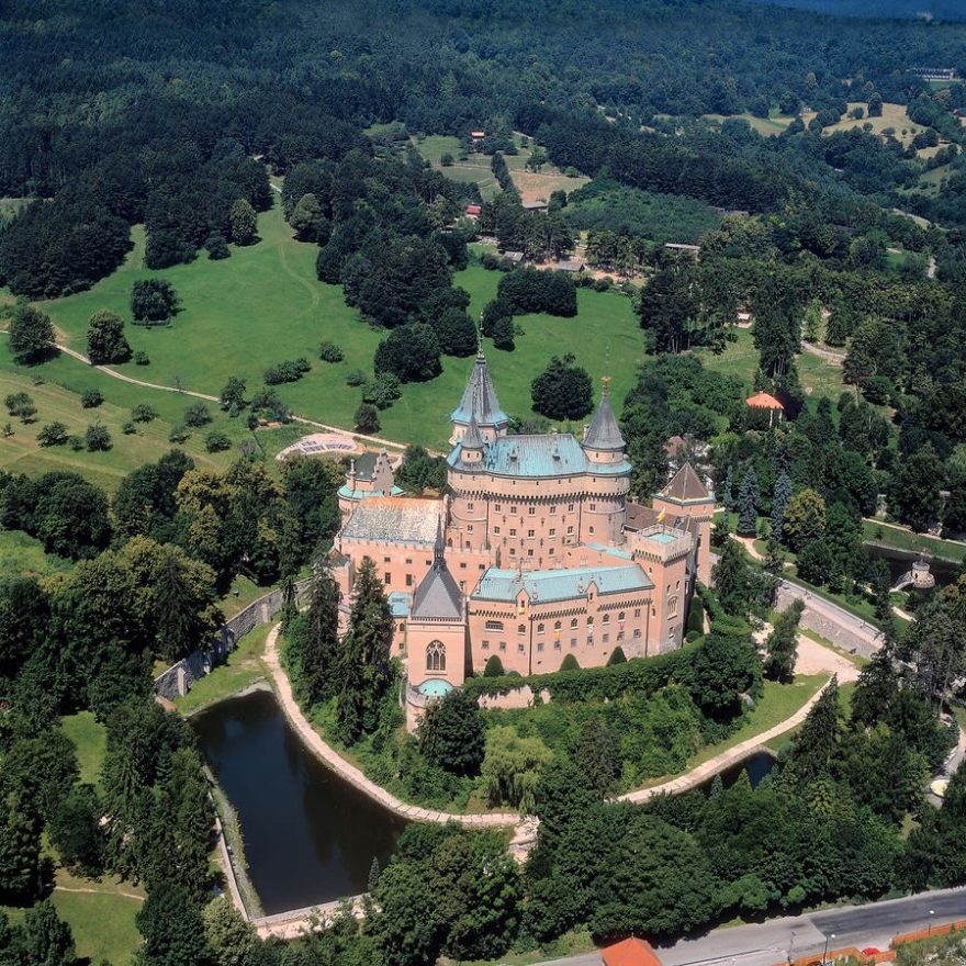 Bojnický zámek v minulosti vlastnili nejslavnější šlechtické rody, přičemž jeho posledními vlastníky byly Pálfiovci