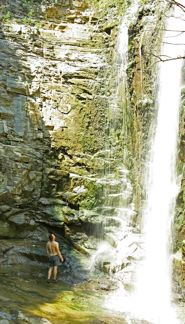 Vodopád Dzveli se skrývá v odlehlé části Starého města