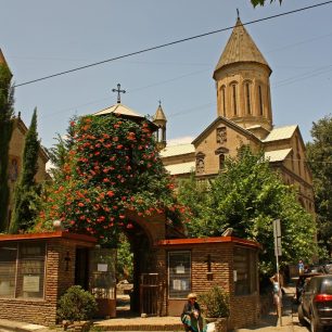 Nenápadné průčelí kostela Jvaris Mama, skutečné oázy klidu v rušných ulicích města