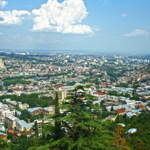 Od vrcholové stanice zubačky na Mtatsminda uchvátí panoramatický pohled na celou starou část Tbilisi