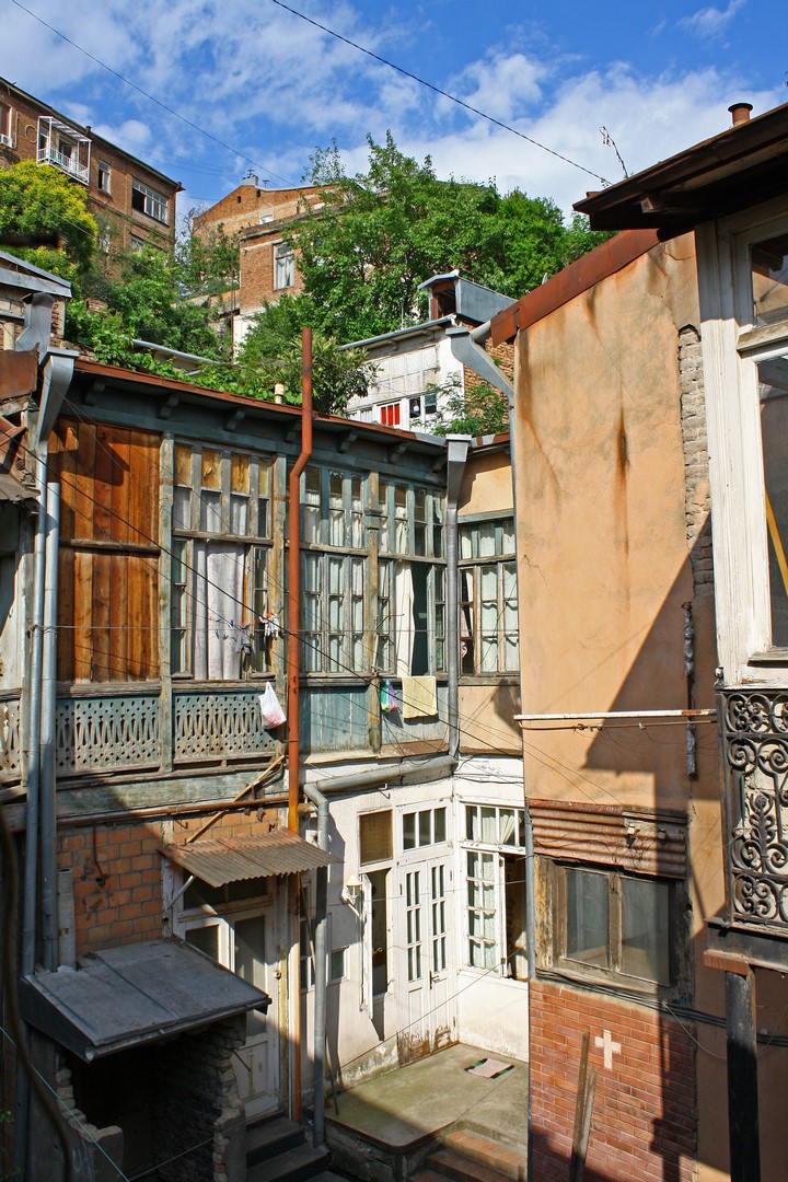 Romantické nádvoří ve staré části, focené z okna jednoho z typických místních domů