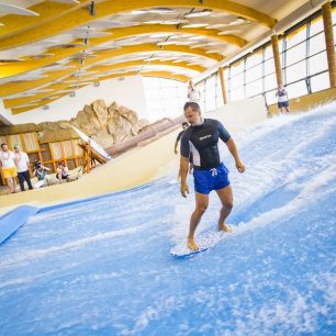 Indoorový surf simulátor, kde se naučí surfovat všichni