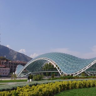 Most míru v Tbilisi je jedním z nových symbolů Gruzie