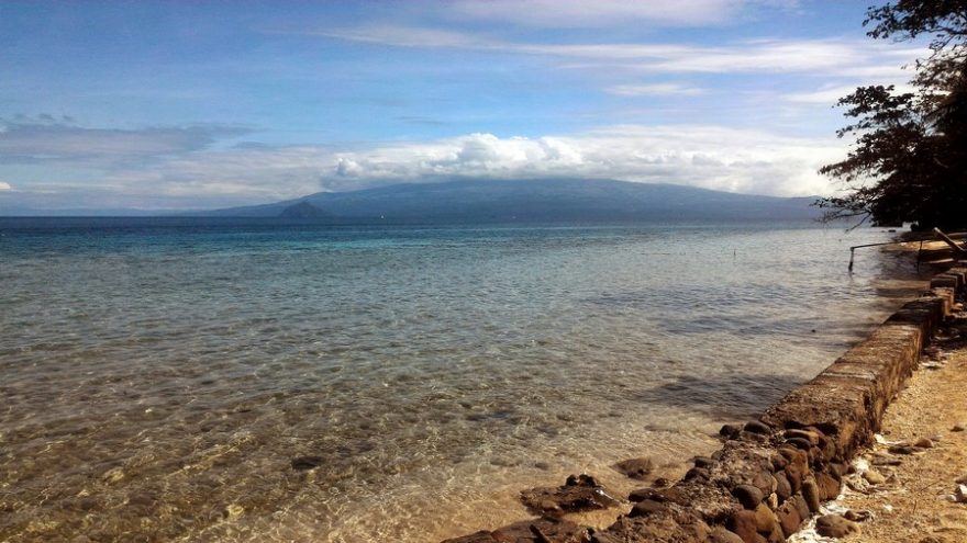 Pobřeží Camiguinu a Mindanao na obzoru