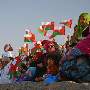 Omán patří k moderním liberálním muslimským zemím, kde mohou ženy studovat, pracovat i účastnit se společenských akcí