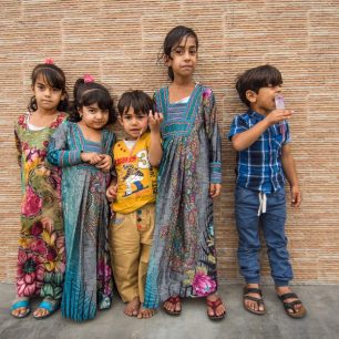 Zvědavé děti v ománských ulicích se rády nechávají fotit