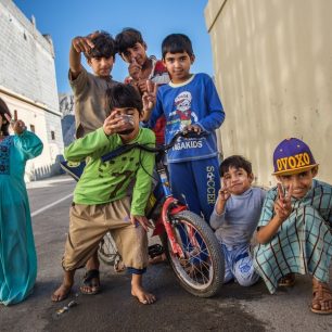 Zvědavé děti v ománských ulicích se rády nechávají fotit