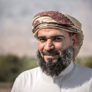 Poušť Wahiba oživne s rozzářenými tvářemi Ománců v tradičních pláštích a čepičkách „kumma“