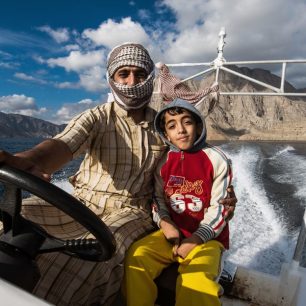 Hlavní obživou místních lidí je tradičně lov ryb, většinou už plně motorizovaný