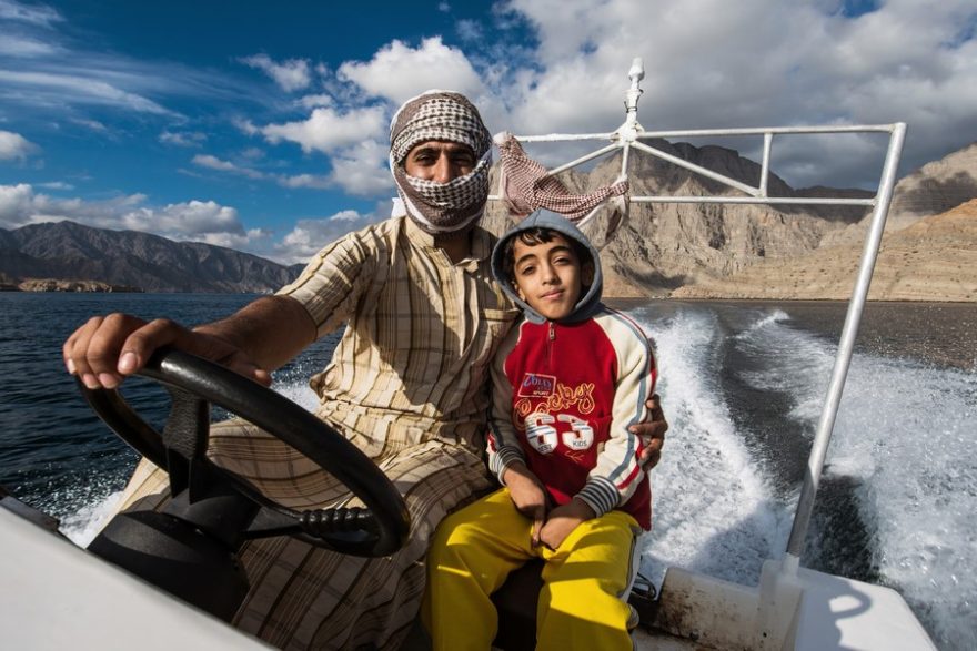 Hlavní obživou místních lidí je tradičně lov ryb, většinou už plně motorizovaný