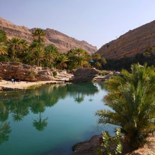 Svěží palmová oáza ve vádí Bani Chalíd – skalnaté kaňony, v nichž celoročně teče voda, jsou výtečným místem na piknik nebo ideálním výchozím bodem pro túru do hor