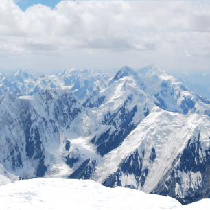 Panorama Tian Shanu neboli Nebeských hor.